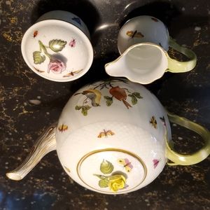 Porcelain teapot, creamer, sugar, Henrend
